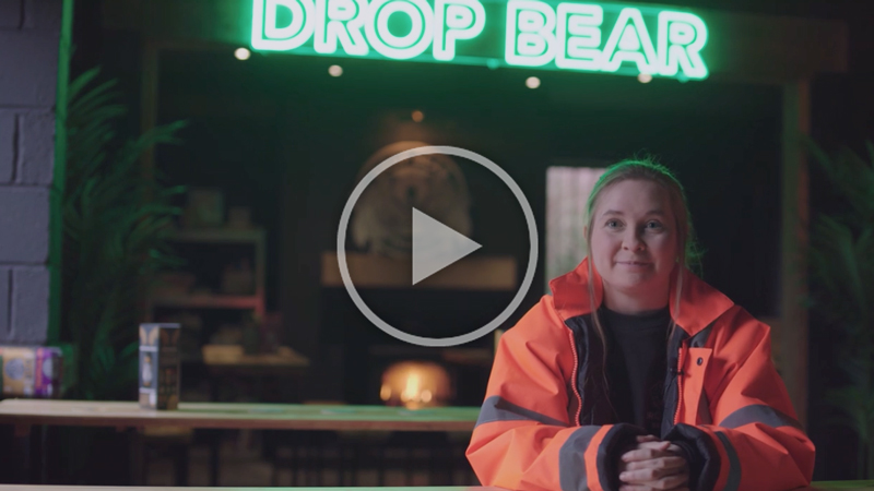 joelle drummond, sylfaenydd drop bear beer yn eistedd yn ei bragdy