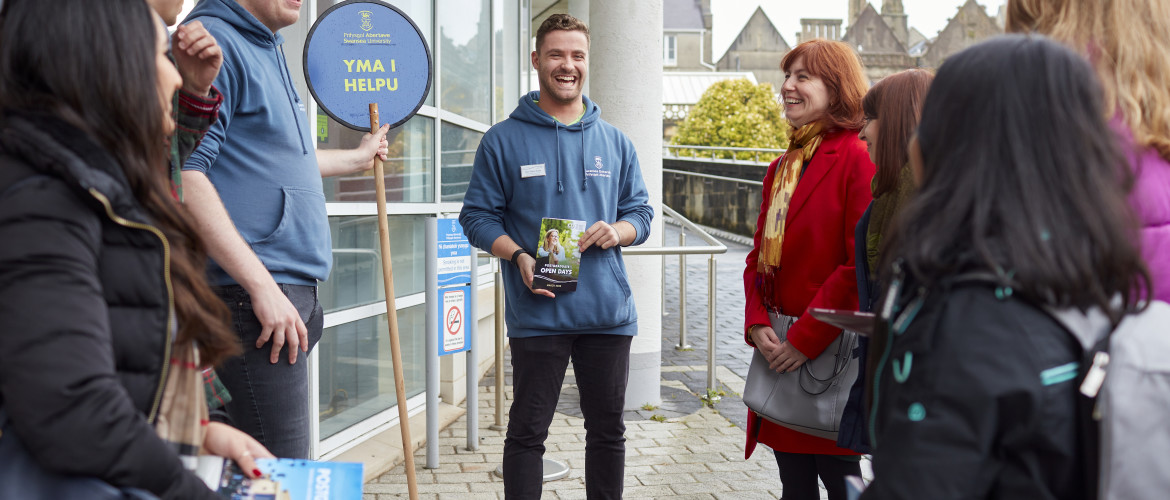 Students giving Campus Tour